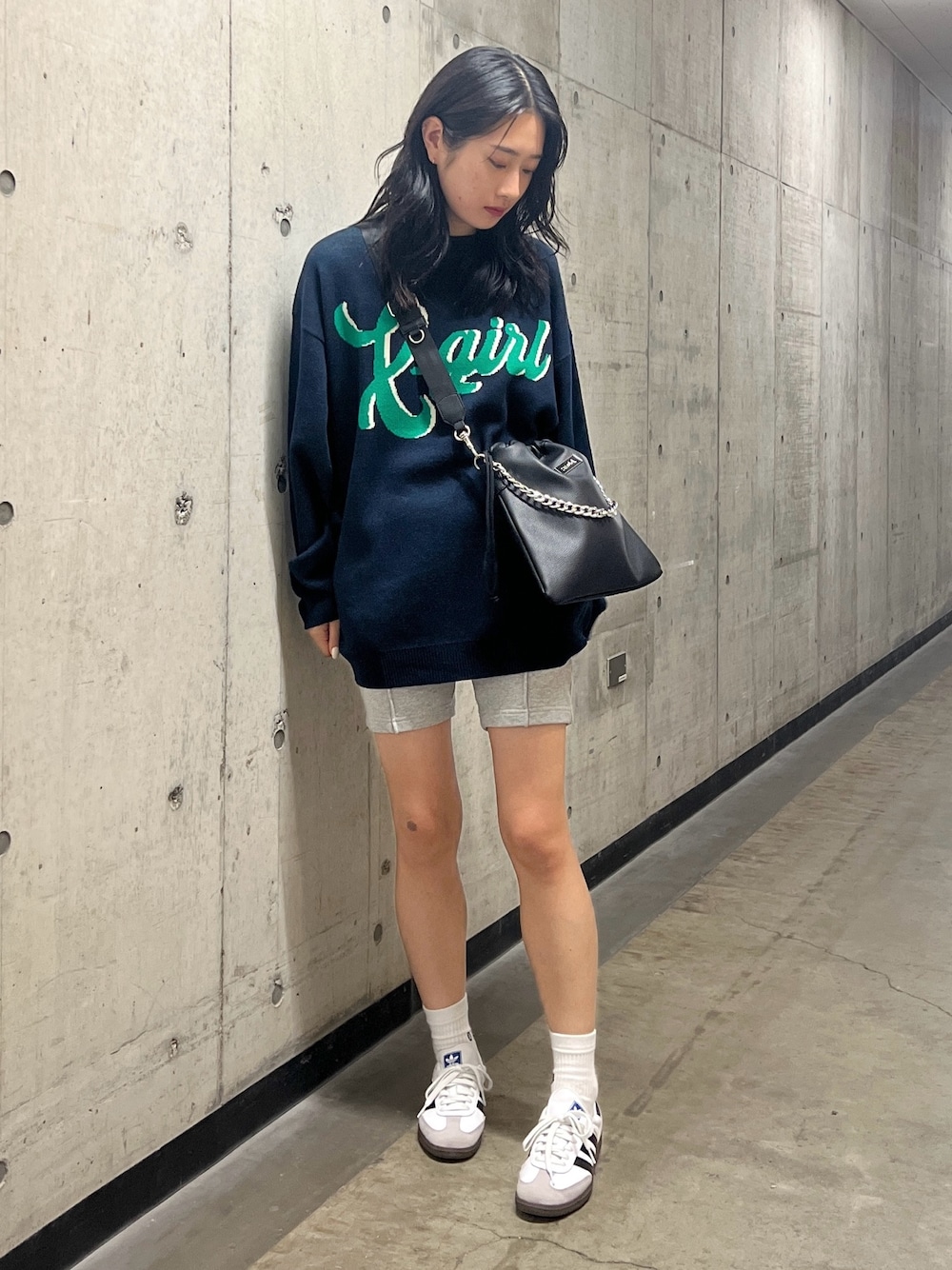 「秋服コーデ、大人カジュアル、パンツスタイル、大人かわいい、オトナ女子、ニット、バイカーパンツ、x-girl、x-girl_ootd、ootd」｜「X-girlのFAUX LEATHER DRAWSTRING BAG（ショルダーバッグ、ブラック系）」を使った、立花清華さん（レディース・168cm）の秋コーディネートの1枚目の写真