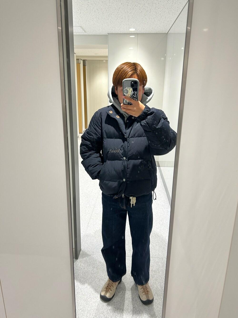 「keen、GU、デニム、パーカー、NANGA、ダウンジャケット、小人も足掻けばマシになる」｜「NANGAのアイテム（ダウンジャケット/コート、ブラック系）」を使った、小人も足掻けばマシになるさん（メンズ・160cm）の冬コーディネートの1枚目の写真