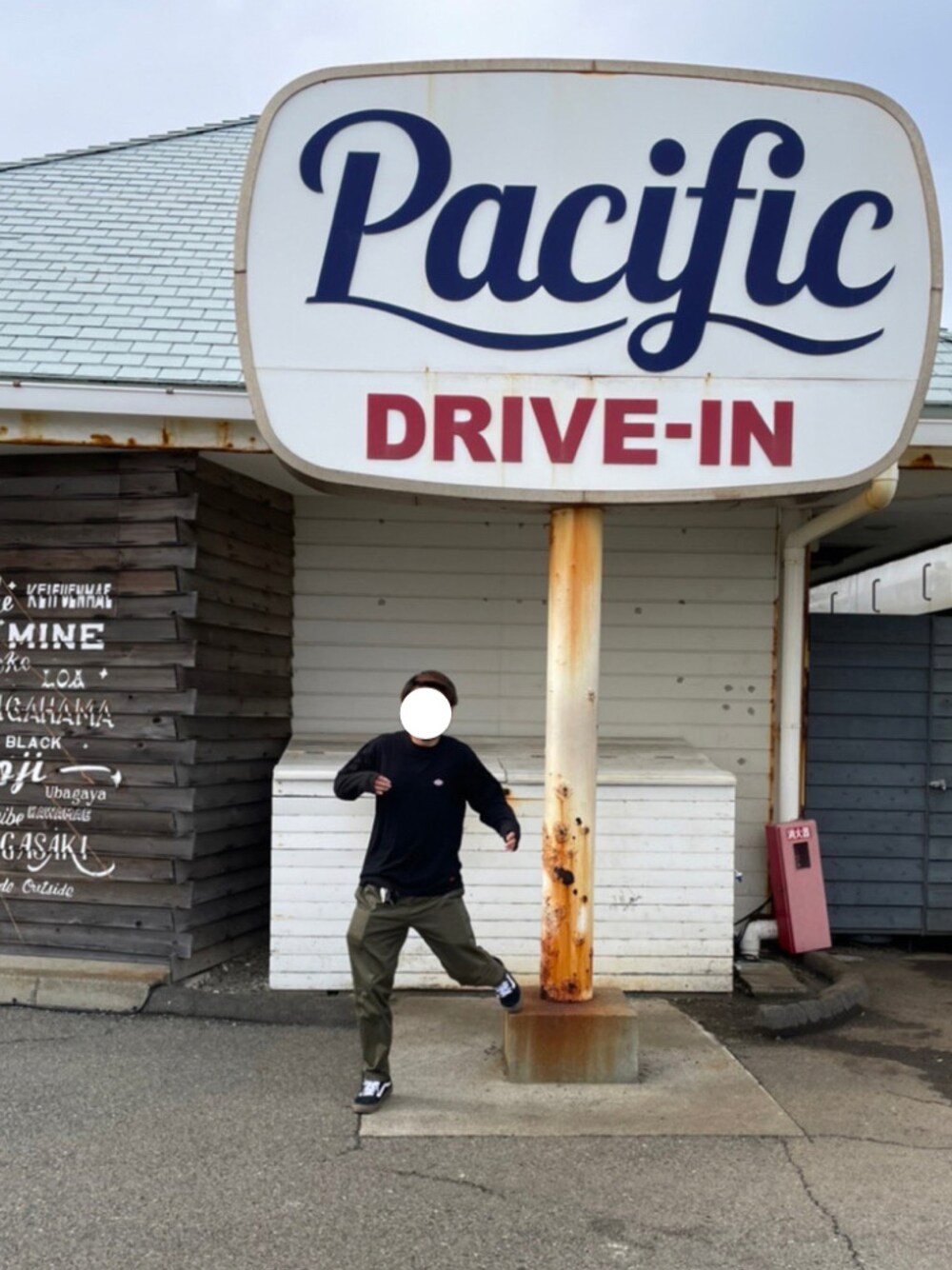 「オトナカジュアル、ディッキーズ(Dickies)、ロンT、GU、シェフパンツ、VANS、オールドスクール、小人も足掻けばマシになる」｜「VANSのVANS ヴァンズ OLD SKOOL オールドスクール VN0001R1GI6 (GUMSOLE)BLACK（スニーカー、ブラック系）」を使った、小人も足掻けばマシになるさん（メンズ・160cm）の冬コーディネートの1枚目の写真