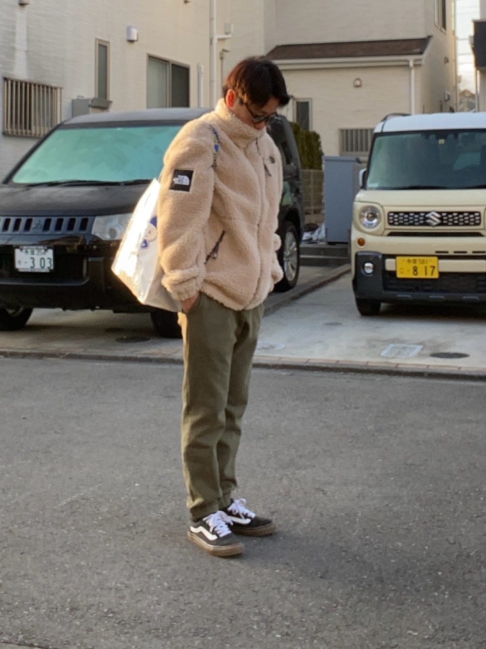 「小人も足掻けばマシになる、ダルトン、ノースフェイス、ヘリーハンセン、バンス、メガネ男子、ボアジャケット、スウエットパンツ、オールドスクール、休日スタイル、カジュアル、ノームコア」｜「VANSのVANS ヴァンズ OLD SKOOL オールドスクール VN0001R1GI6 (GUMSOLE)BLACK（スニーカー、ブラック系）」を使った、小人も足掻けばマシになるさん（メンズ・160cm）の冬コーディネートの1枚目の写真