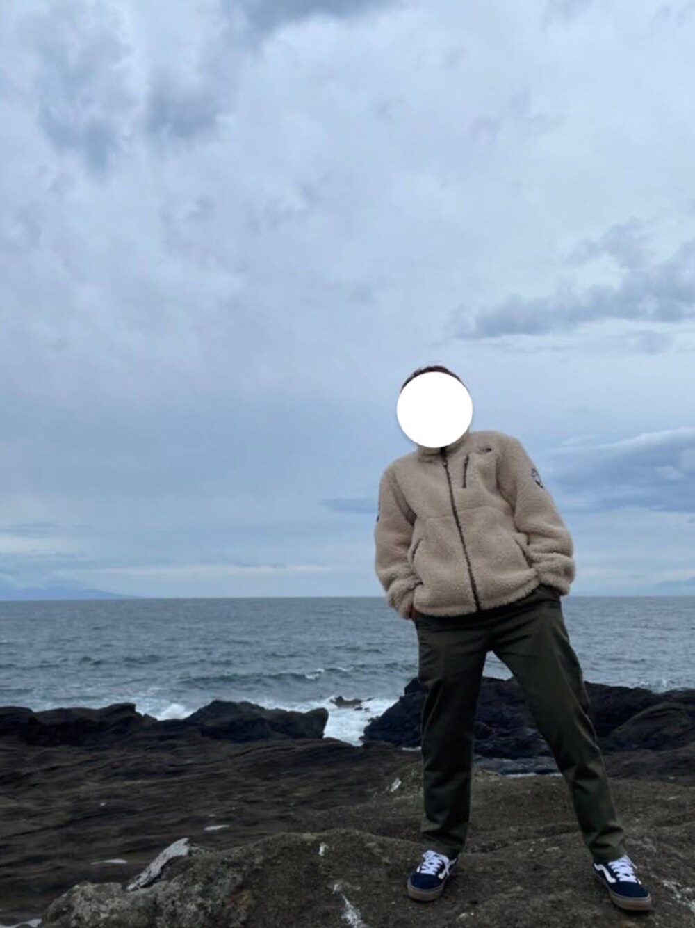 「城ヶ島、小人も足掻けばマシになる、海、ボアジャケット、ノースフェイス、GU、シェフパンツ、VANS、オールドスクール、オトナカジュアル、冬アウター、ノームコア」｜「VANSのVANS ヴァンズ OLD SKOOL オールドスクール VN0001R1GI6 (GUMSOLE)BLACK（スニーカー、ブラック系）」を使った、小人も足掻けばマシになるさん（メンズ・160cm）の冬コーディネートの1枚目の写真