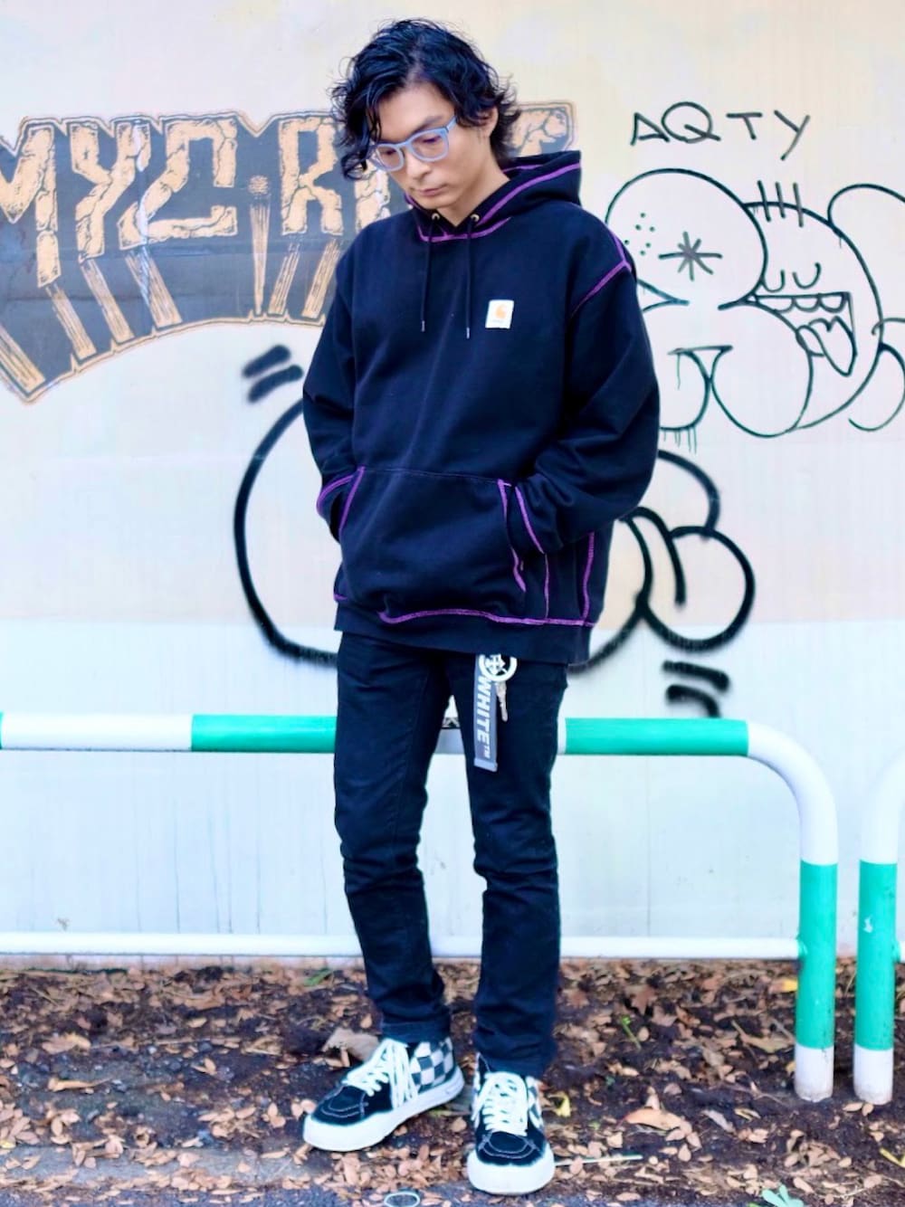 「スニーカー、デニム、カジュアル、ブラック、パーカー、ストリート、supreme、モノトーン、carhartt、スキニーデニム、メガネ男子、秋冬コーデ、おしゃれさんと繋がりたい、awake ny、いいね、save、フォローお願いします🤑」｜「Carhartt WIPのアイテム（パーカー、ブラック系）」を使った、shinさん（メンズ・170cm）の秋コーディネートの1枚目の写真
