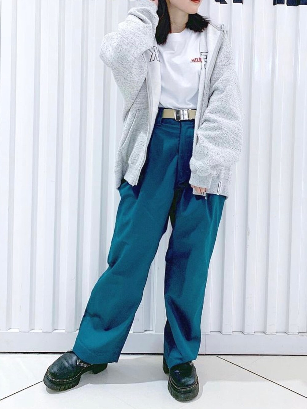 「MILKFED.、ミルクフェド、デニム、シンプルコーデ、パーカー、ジップパーカー、秋コーデ、淡色コーデ、ストリート」｜「MILKFED.のWORK PANTS（その他パンツ、グリーン系）」を使った、小南知世さん（レディース・153cm）の秋コーディネートの1枚目の写真