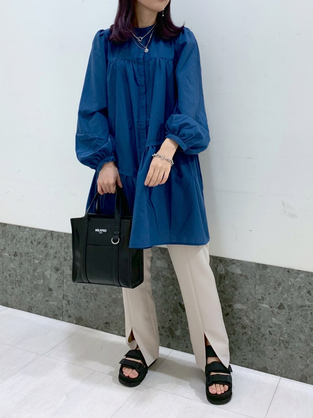 「大人カジュアル、カジュアル、ワンピース、大人ガーリー、チュニック、お洒落さんとつながりたい、ootd、低身長、秋のコーデ、休日スタイル、ゆったりコーデ、秋服準備はじめました、モノトーンコーデ、厚底シューズ、秋トレンド2021」｜「MILKFED.のTIERED TUNIC（チュニック、ブルー系）」を使った、小南知世さん（レディース・153cm）の秋コーディネートの1枚目の写真