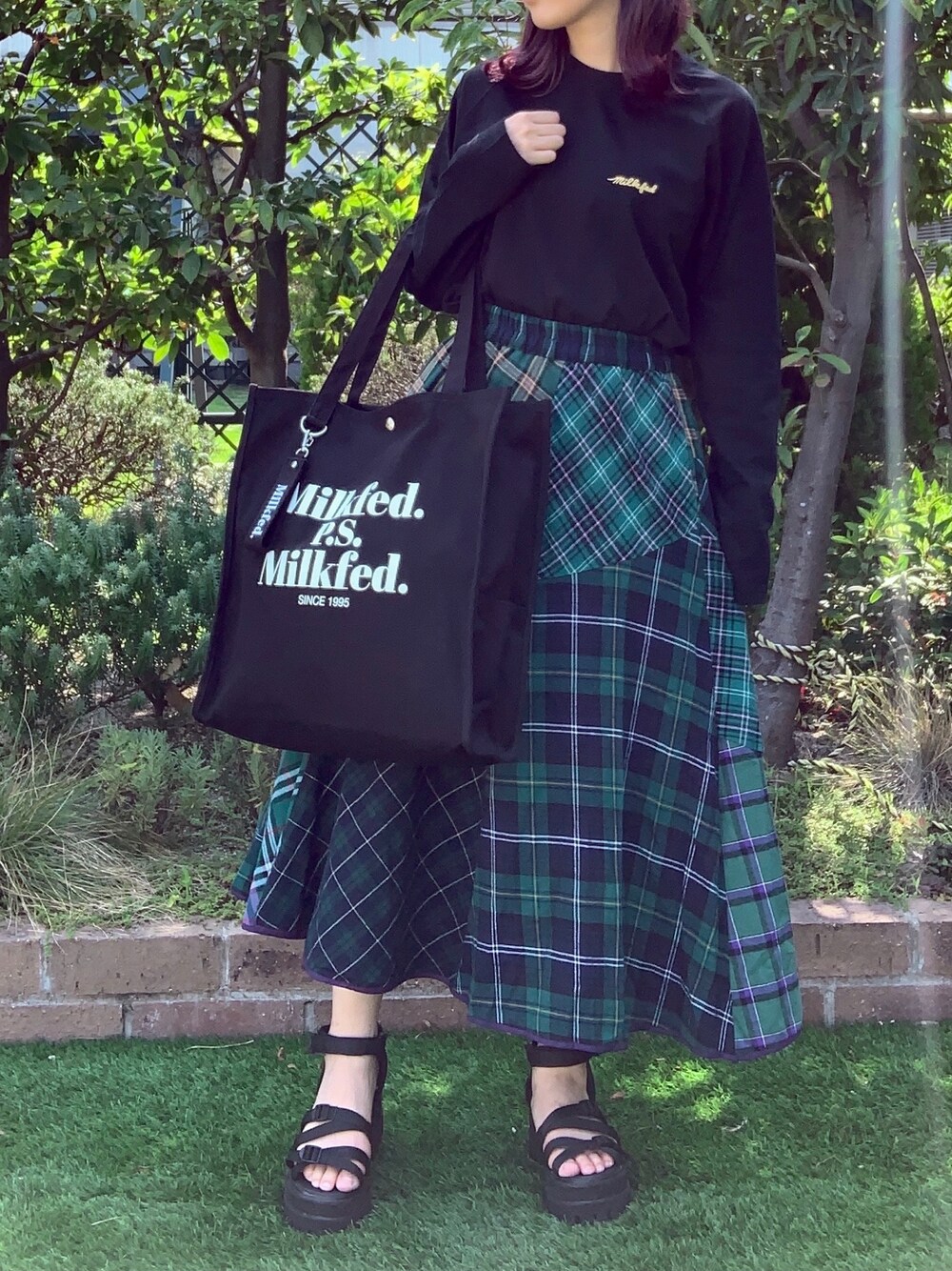 「グリーン、大人カジュアル、秋のコーデ、休日スタイル、ゆったりコーデ、ロングスカート、秋服準備はじめました、お洒落さんとつながりたい、ootd、大人ガーリー、低身長、カジュアル、秋トレンド2021、チェック柄、厚底シューズ」｜「MILKFED.のDIDONE LOGO BIG TOTE（トートバッグ、ブラック系）」を使った、小南知世さん（レディース・153cm）の秋コーディネートの1枚目の写真