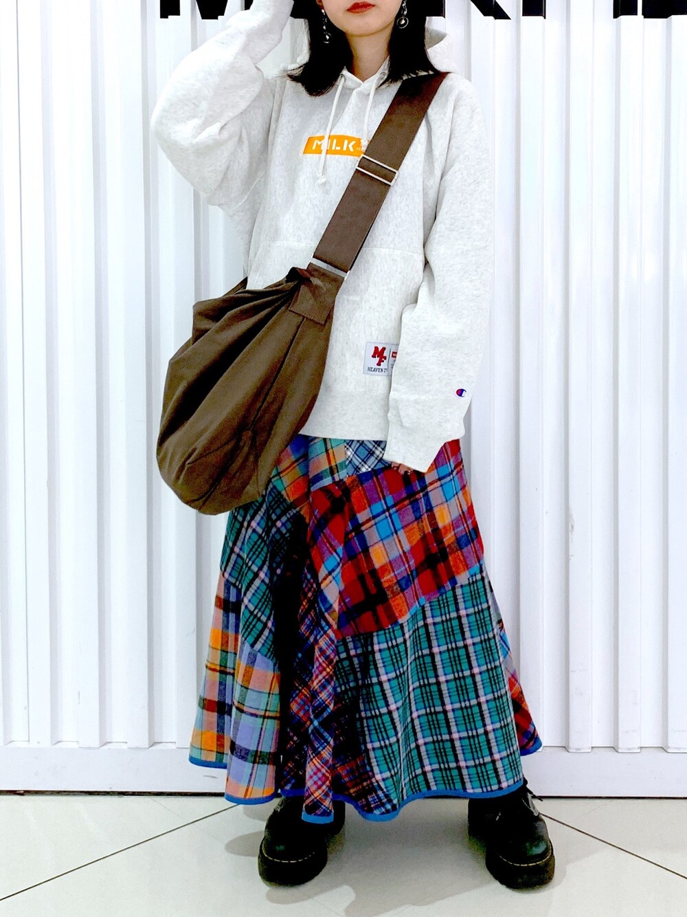 「Champion、MILKFED.、ロングスカート、休日スタイル、大人かわいい、秋服コーデ、ビッグシルエット、休日コーデ、カラーコーデ、低身長女子、厚底シューズ、秋服準備はじめました、パーカー、ストリート、チェックスカート」｜「MILKFED.のMILKFED.ⅹCHAMPION SWEAT HOODIE（パーカー、ベージュ系）」を使った、小南知世さん（レディース・154cm）の秋コーディネートの1枚目の写真