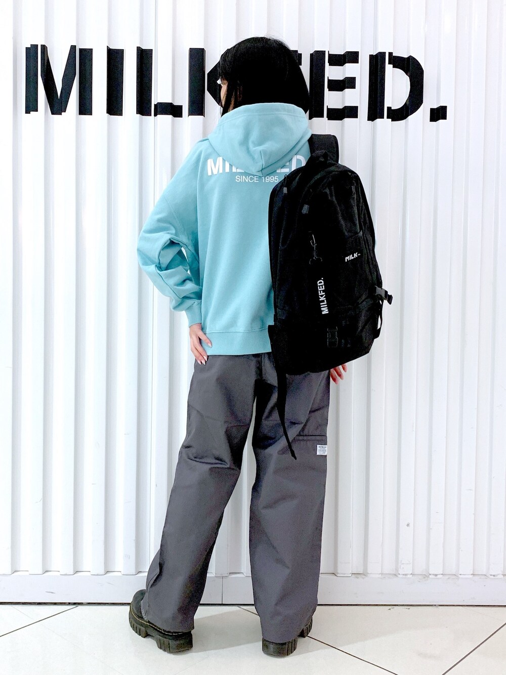 「冬を彩る色いろコーデ、カジュアルコーデ、MILKFED.、お出かけコーデ、シンプルスタイル、ootd、低身長コーデ、ラフコーデ、いいね、save、フォローお願いします🤑、きれいめカジュアル、スウェット、パーカー、冬ファッション、スタッフ、レディースファッション」｜「MILKFED.の【定番】NEO BIG BACKPACK BAR（バックパック/リュック、ブラック系）」を使った、小南知世さん（レディース・154cm）の冬コーディネートの1枚目の写真