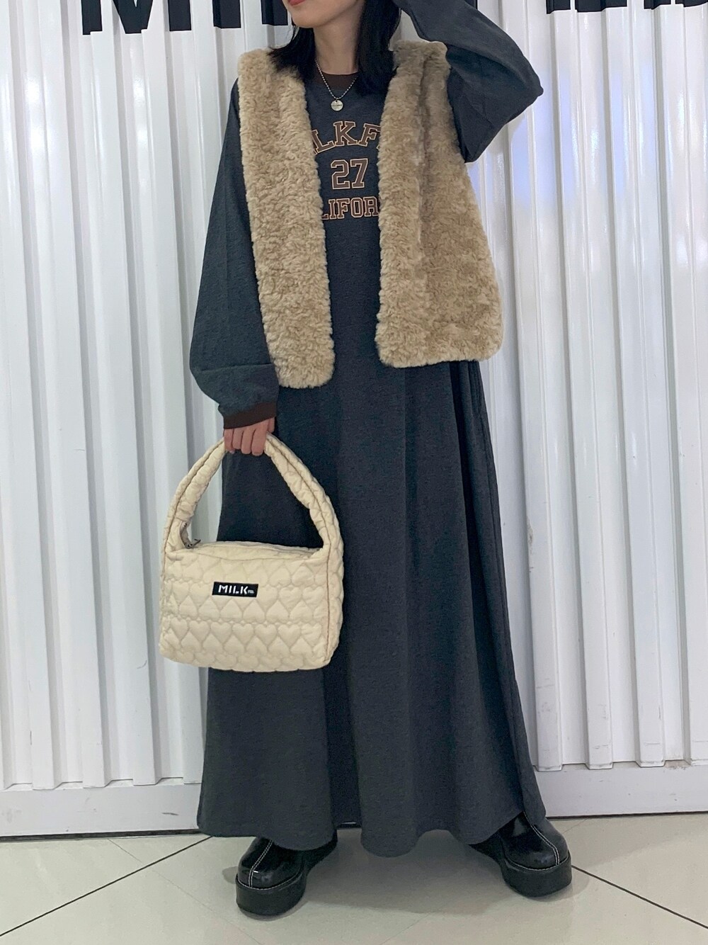 「秋服まるっと大公開、淡色コーデ、秋服コーデ、大人カジュアル、ワンピース、ベスト、休日スタイル、ベージュ、ブラウン、シンプルコーデ、カジュアル、ガーリー、いいね、save、フォローお願いします🤑、トートバッグ、ロングワンピース」｜「MILKFED.のFUR VEST（ベスト、ホワイト系）」を使った、小南知世さん（レディース・153cm）の秋コーディネートの1枚目の写真