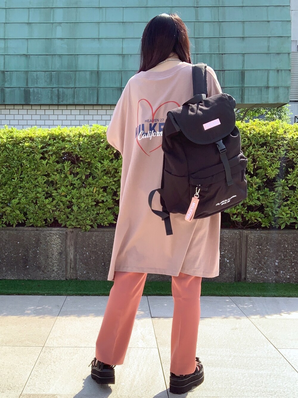 「カラーパンツ、大人カジュアル、休日スタイル、ootd、ゆったりコーデ、低身長、大人ガーリー、お洒落さんとつながりたい、秋服準備はじめました、秋トレンド2021」｜「MILKFED.のアイテム（バックパック/リュック、ピンク系）」を使った、小南知世さん（レディース・153cm）の秋コーディネートの1枚目の写真