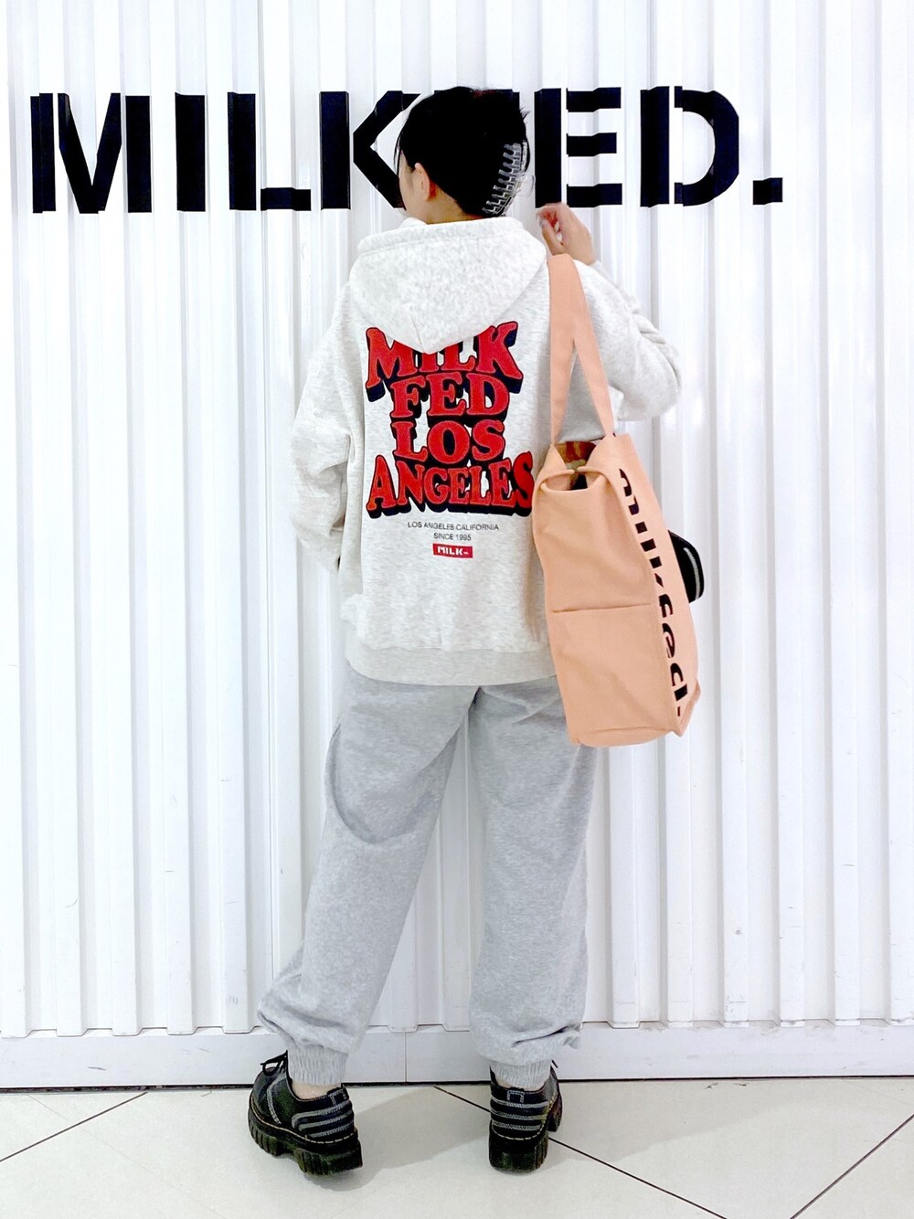 「パーカー、いいね、save、フォローお願いします🤑、MILKFED.、休日スタイル、ストリート、スウェットパンツ、トートバッグ、ビッグシルエット、スウェット、おしゃれさんと繋がりたい、ラクチンコーデ、秋のコーデ、カラーコーデ、パンツスタイル、厚底シューズ」｜「MILKFED.の3D LOGO SWEAT HOODIE（パーカー、ベージュ系）」を使った、小南知世さん（レディース・154cm）の秋コーディネートの1枚目の写真