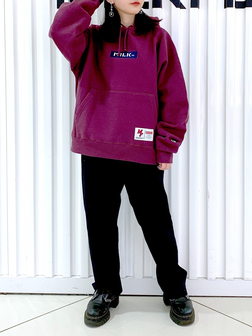「Champion、パーカー、デニム、秋服コーデ、きれいめカジュアル、ストリート、カジュアルコーデ、楽チンコーデ、おしゃれさんと繋がりたい、低身長コーデ、秋冬コーデ、パンツスタイル、お出かけコーデ、ビッグシルエット、秋先取りコーデ」｜「MILKFED.のMILKFED.ⅹCHAMPION SWEAT HOODIE（パーカー、レッド系）」を使った、小南知世さん（レディース・154cm）の秋コーディネートの1枚目の写真