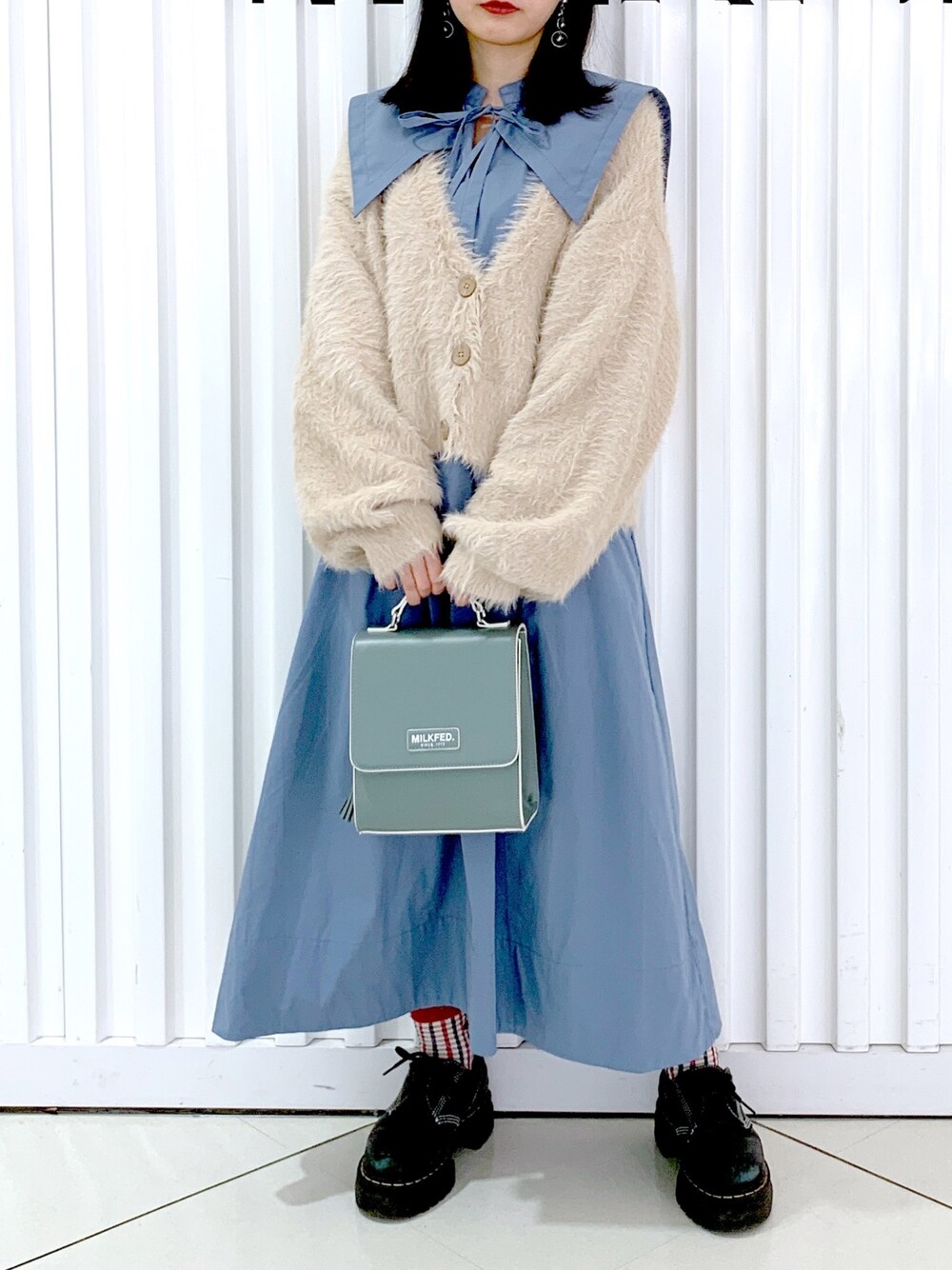 「ワンピース、カーディガン、ブラウン、休日スタイル、きれいめカジュアル、ニット、お出かけコーデ、秋冬、オトナカジュアル、シンプル、秋カラー、お出かけ、オトナ女子、シンプルスタイル、おしゃれさんと繋がりたい」｜「MILKFED.のSQUARE BAG（ショルダーバッグ、グレー系）」を使った、小南知世さん（レディース・154cm）の秋コーディネートの1枚目の写真