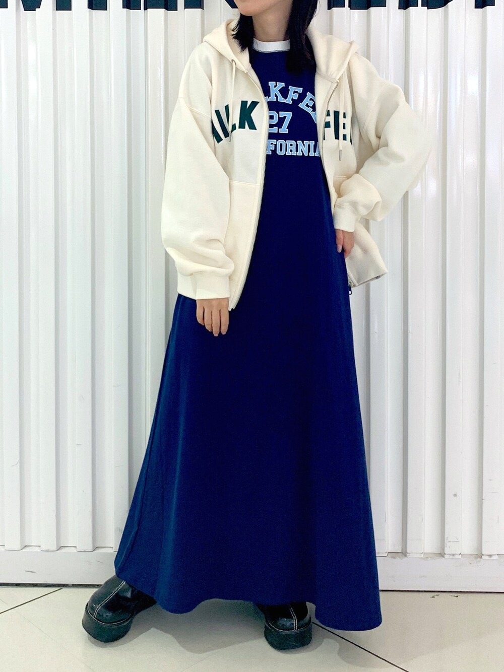 「秋服まるっと大公開、ストリート、休日コーデ、MILKFED.、低身長女子、お出かけコーデ、ワンピース、いいね、save、フォローお願いします🤑、パーカー、シンプルコーデ、オトナカジュアル、オーバーサイズ、シンプル、秋コーデ、楽チンコーデ」｜「MILKFED.のCOLLEGE LOGO DRESS（ワンピース、ブルー系）」を使った、小南知世さん（レディース・153cm）の秋コーディネートの1枚目の写真