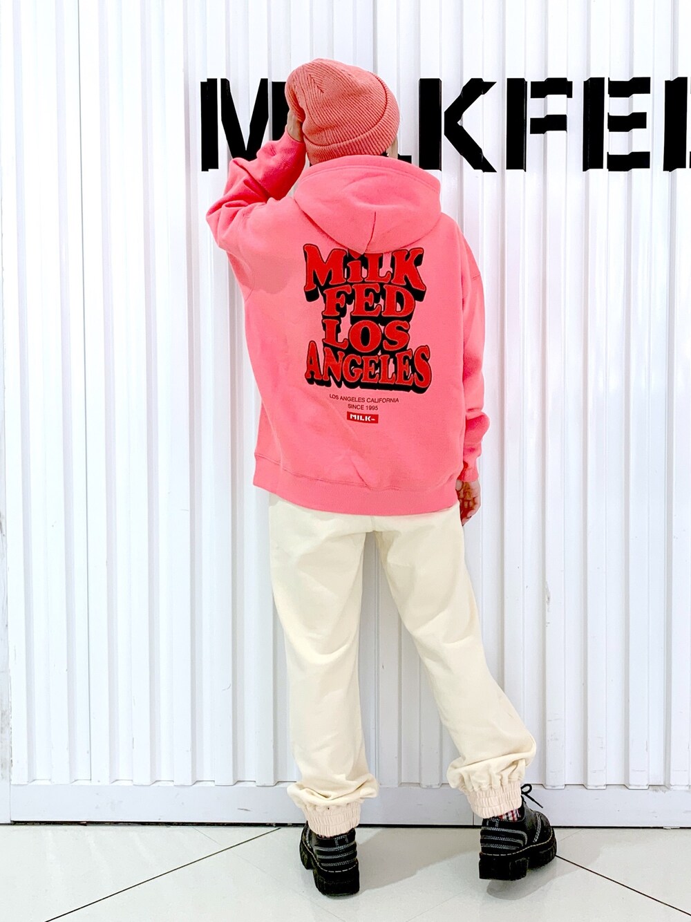 「スウェット、パーカー、休日スタイル、スウェットパンツ、大人かわいい、秋服コーデ、ストリート、ピンク、いいね、save、フォローお願いします🤑、カラーコーデ、低身長女子、ディズニーコーデ、おしゃれさんと繋がりたい、パンツスタイル、韓国ファッション」｜「MILKFED.の3D LOGO SWEAT HOODIE（パーカー、ピンク系）」を使った、小南知世さん（レディース・154cm）の秋コーディネートの1枚目の写真