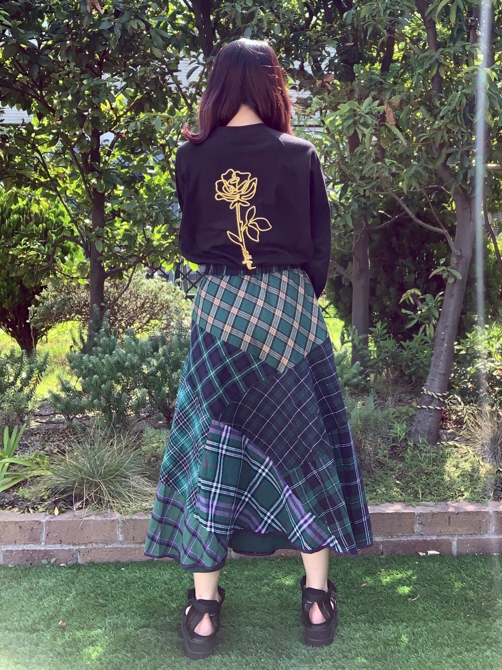 「チェック柄、大人カジュアル、休日スタイル、ootd、ゆったりコーデ、低身長、大人ガーリー、お洒落さんとつながりたい、秋服準備はじめました、秋トレンド2021」｜「MILKFED.のEMBROIDERED ROSE L/S TOP（Tシャツ/カットソー、ブラック系）」を使った、小南知世さん（レディース・153cm）の秋コーディネートの1枚目の写真