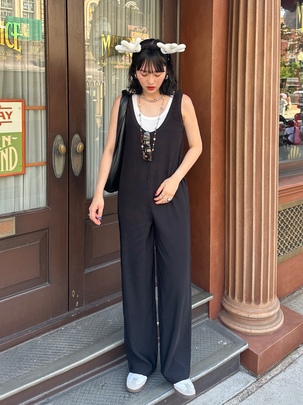「ブラックコーデ、夏コーデ、オールインワン、ブラック、スニーカー、タンクトップ、ディズニーコーデ、モノトーン、パンツスタイル、カジュアル、カジュアルコーデ、オトナカジュアル、大人カジュアル、プチプラ、シンプルコーデ」｜「adidasのサンバ OG / SAMBA OG / アディダスオリジナルス adidas Originals スニーカー（スニーカー、ホワイト系）」を使った、𝐒 𝐄 𝐈 𝐑 𝐀さん（レディース・167cm）の夏コーディネートの1枚目の写真