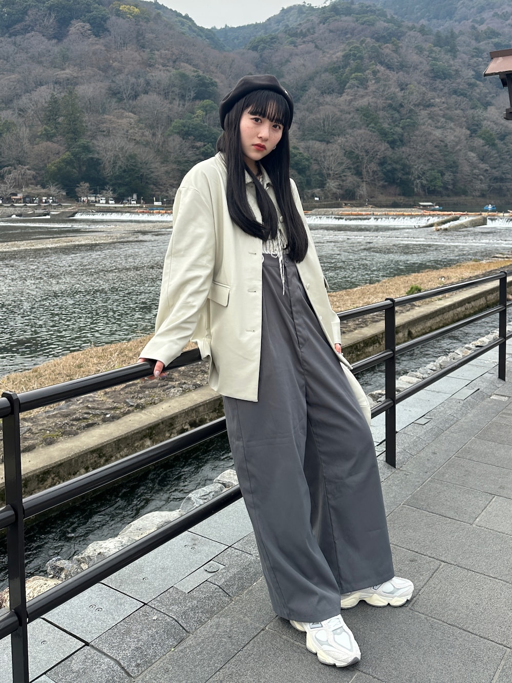 「春ファッション、カジュアル、カジュアルコーデ、お出かけコーデ、オトナカジュアル、大人カジュアル、きれいめカジュアル、キレイめ、シンプルコーデ、シンプル、スニーカー、パンツスタイル、ジャケット、サロペット、ゆるコーデ」｜「NEW BALANCEの90/60（スニーカー、ホワイト系）」を使った、𝐒 𝐄 𝐈 𝐑 𝐀さん（レディース・167cm）の春コーディネートの1枚目の写真