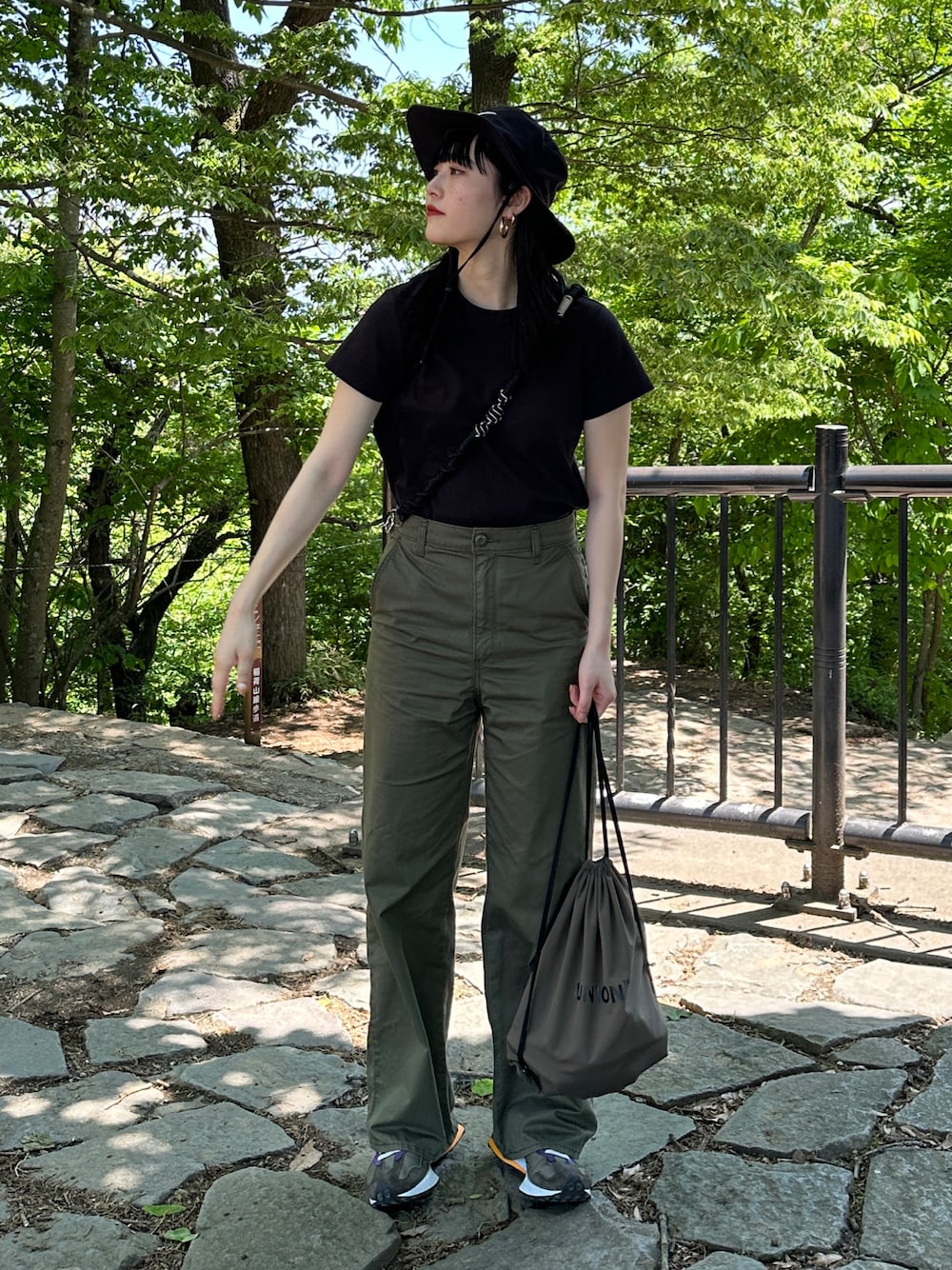 「夏のコスメと服、初夏コーデ、WEARyouthコーデ、カジュアルコーデ、お出かけコーデ、カジュアル、きれいめカジュアル、キレイめ、スニーカー、Tシャツ、帽子、夏コーデ、スポーツミックス、プチプラ、シンプル」｜「Levi'sのDAD CHINO OLIVE NIGHT FINE TWILL（チノパンツ、グリーン系）」を使った、𝐒 𝐄 𝐈 𝐑 𝐀さん（レディース・167cm）の夏コーディネートの1枚目の写真