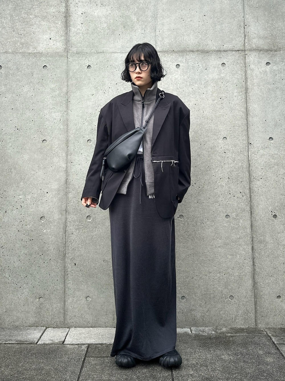 「最近のいい感じコーデ、タートルネック、冬アウター、カジュアル、カジュアルコーデ、お出かけコーデ、オトナカジュアル、大人カジュアル、きれいめカジュアル、キレイめ、シンプルコーデ、シンプル、モード、スカート、ジャケット」｜「tovのTOV(トーヴ) BUFF BODY/T24W02B519（ボディバッグ/ウエストポーチ、ブラック系）」を使った、𝐒 𝐄 𝐈 𝐑 𝐀さん（レディース・167cm）の秋コーディネートの1枚目の写真