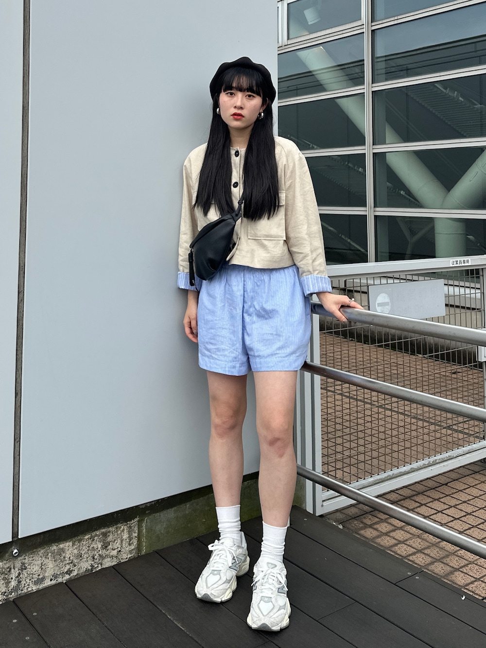 「やっぱり帽子が好き、カジュアル、カジュアルコーデ、オトナカジュアル、大人カジュアル、きれいめカジュアル、キレイめ、お出かけコーデ、ショートパンツ、スニーカー、ベレー帽、白シャツ、ストライプシャツ、大人コーデ、パンツスタイル」｜「NEW BALANCEの90/60（スニーカー、ホワイト系）」を使った、𝐒 𝐄 𝐈 𝐑 𝐀さん（レディース・167cm）の春コーディネートの1枚目の写真