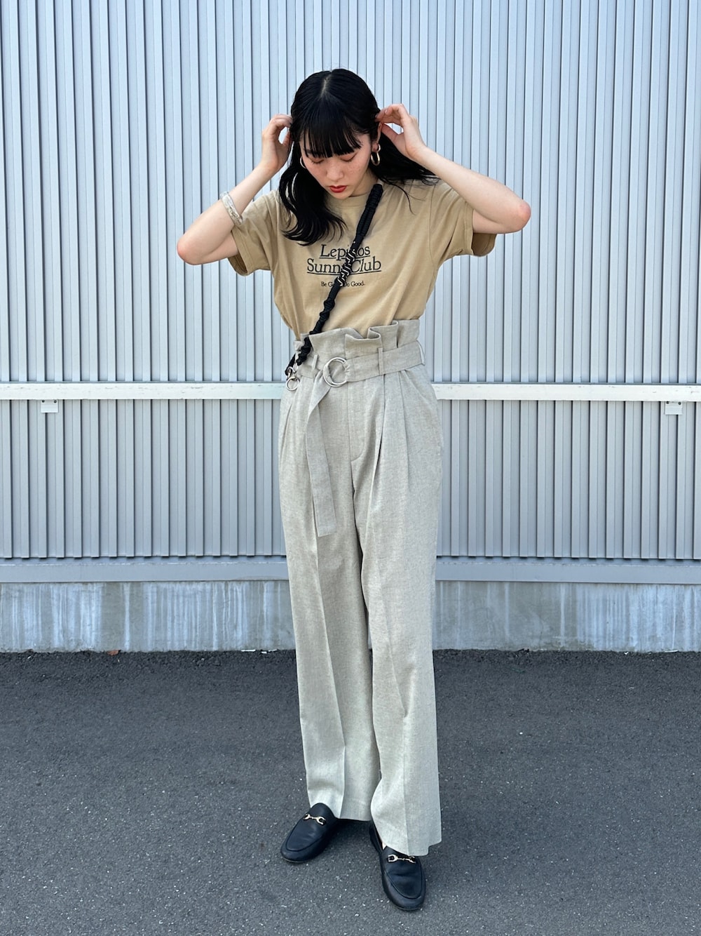 「初夏コーデ、WEARyouthコーデ、夏のコスメと服、カジュアルコーデ、カジュアル、きれいめカジュアル、キレイめ、シンプルコーデ、シンプル、夏コーデ、休日コーデ、ラフ、休日スタイル、パンツスタイル、Tシャツ」｜「COACHのイザベル ローファー（ローファー、ブラック系）」を使った、𝐒 𝐄 𝐈 𝐑 𝐀さん（レディース・167cm）の夏コーディネートの1枚目の写真