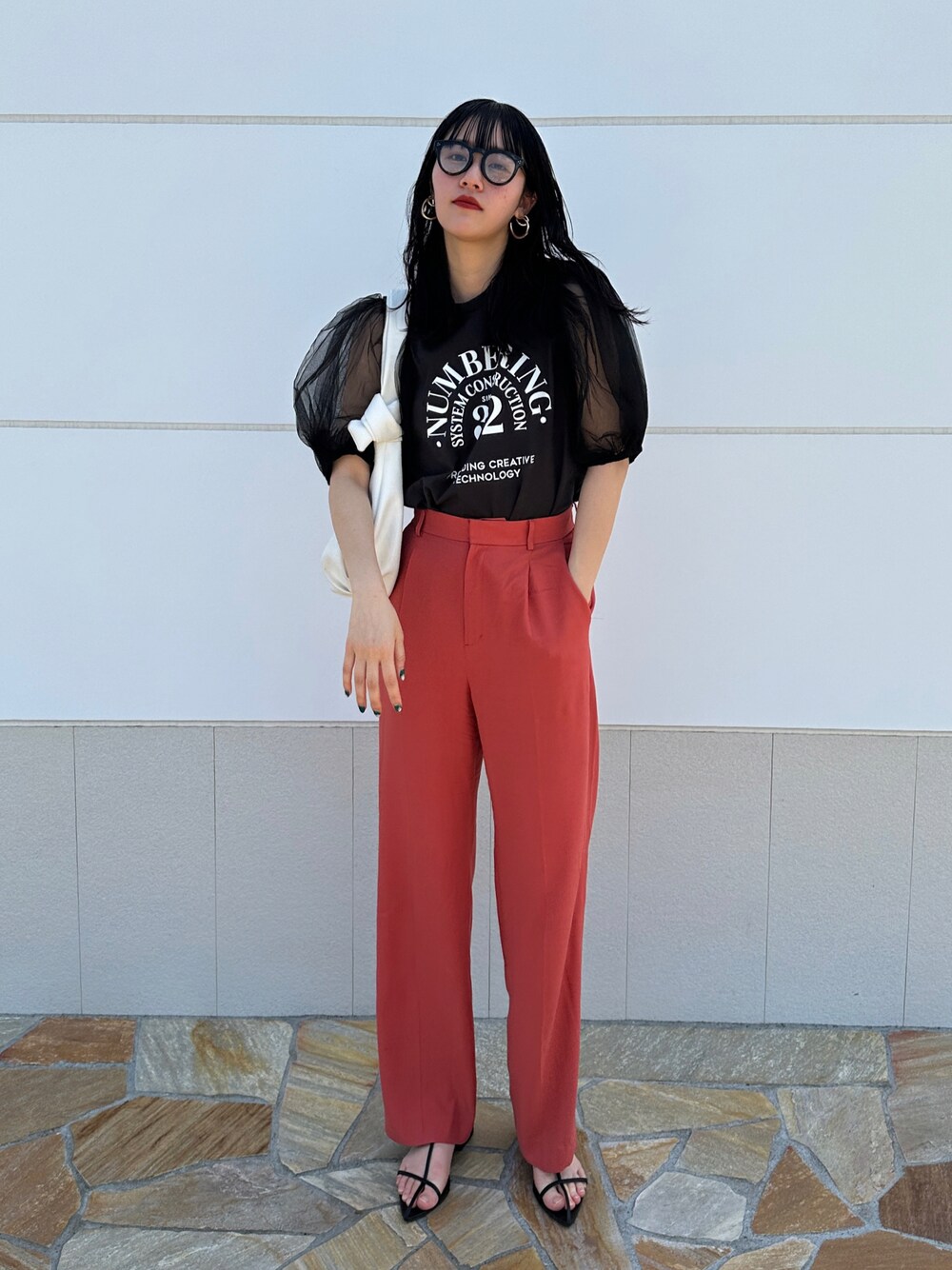 「WEARyouthコーデ、初夏コーデ、夏のコスメと服、カジュアルコーデ、カジュアル、きれいめカジュアル、キレイめ、オトナカジュアル、大人カジュアル、Tシャツ、パンツスタイル、カラーパンツ、休日コーデ、モード、シンプルコーデ」｜「IENAのエコフィルビエラパンツ◆（スラックス、レッド系）」を使った、𝐒 𝐄 𝐈 𝐑 𝐀さん（レディース・167cm）の夏コーディネートの1枚目の写真