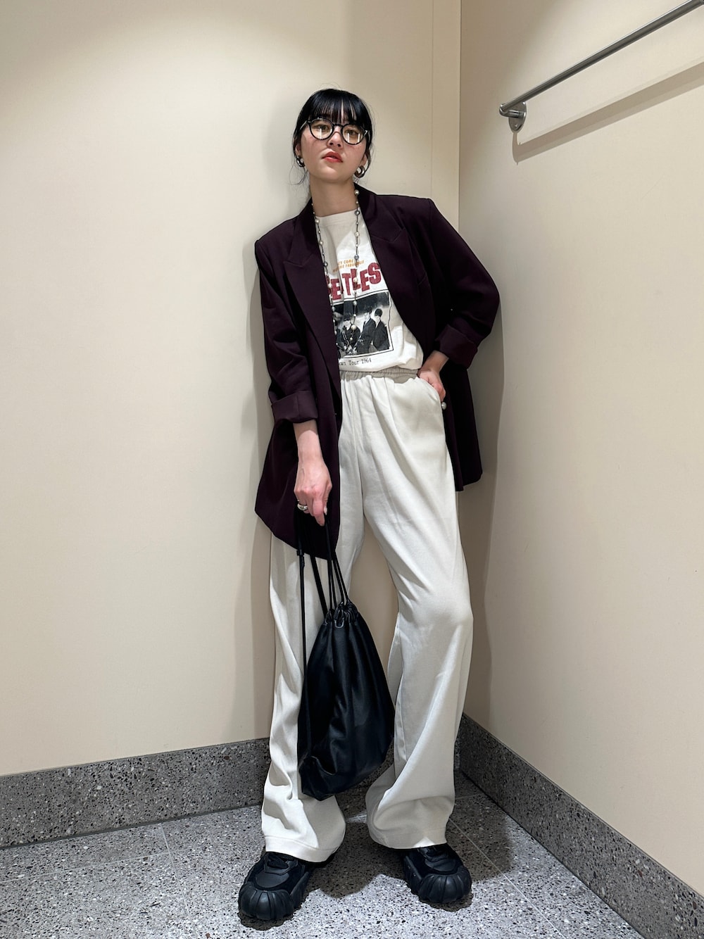 「最近のいい感じコーデ、サングラス、ワイドパンツ、韓国ファッション、カジュアル、カジュアルコーデ、きれいめカジュアル、キレイめ、お出かけコーデ、オトナカジュアル、大人カジュアル、パンツスタイル、スラックス、スニーカー、Tシャツ」｜「Onitsuka TigerのDENTIGRE LS / デンティグレ エルエス（スニーカー、ブラック系）」を使った、𝐒 𝐄 𝐈 𝐑 𝐀さん（レディース・167cm）の春コーディネートの1枚目の写真