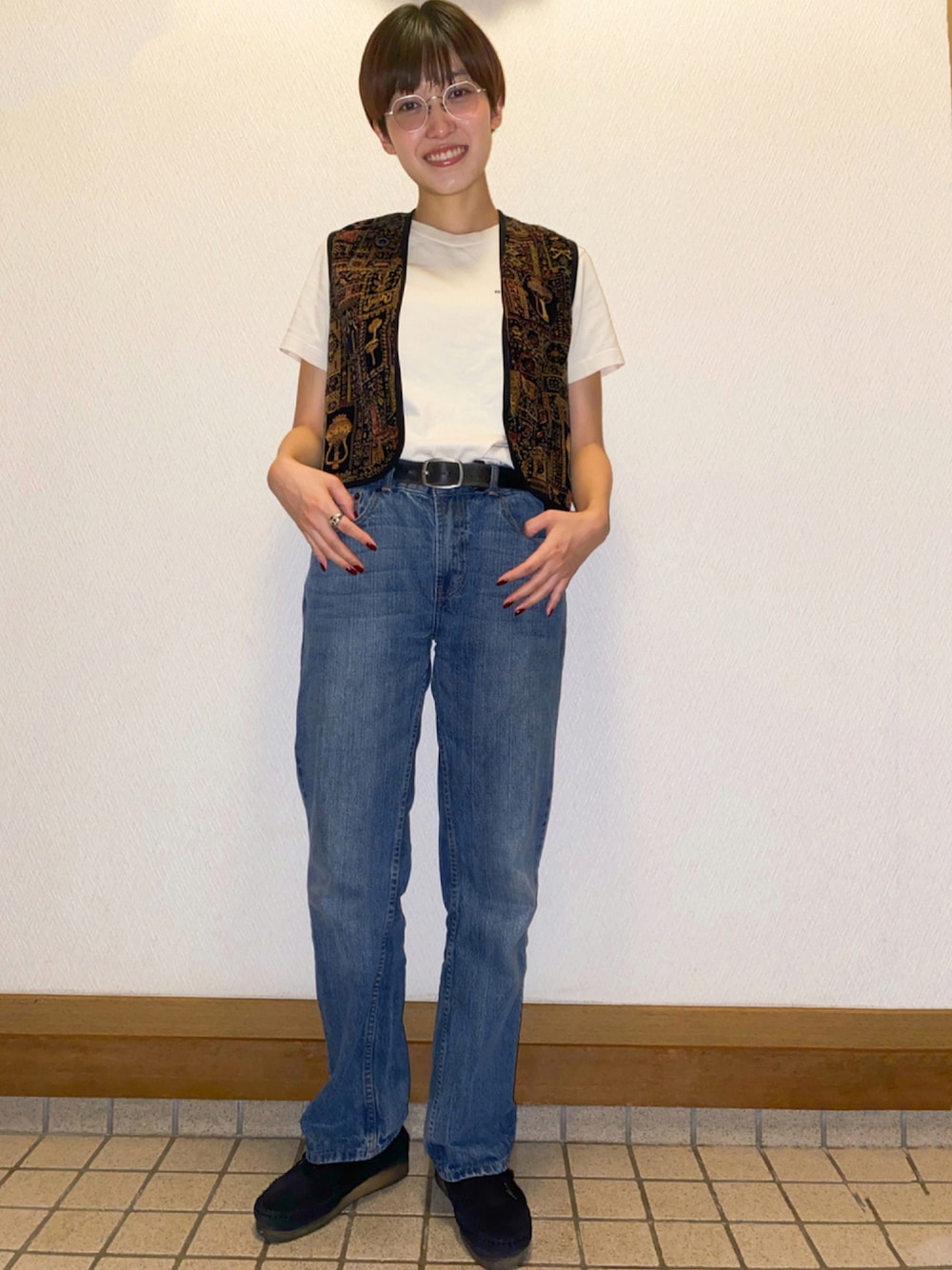 「古着、デニム、ボーイッシュ、Tシャツ、めがね、ベスト、メンズライク、デニムパンツ、古着MIX、クラークス、パンツスタイル、パンツコーデ、白Tシャツ、メガネ女子、黒ベスト」｜「おばあちゃんにもらった✌️のアイテム（ベスト、ブラック系）」を使った、鶴岡 彩由李(つるおか さゆり)さん（レディース・163cm）の秋コーディネートの1枚目の写真