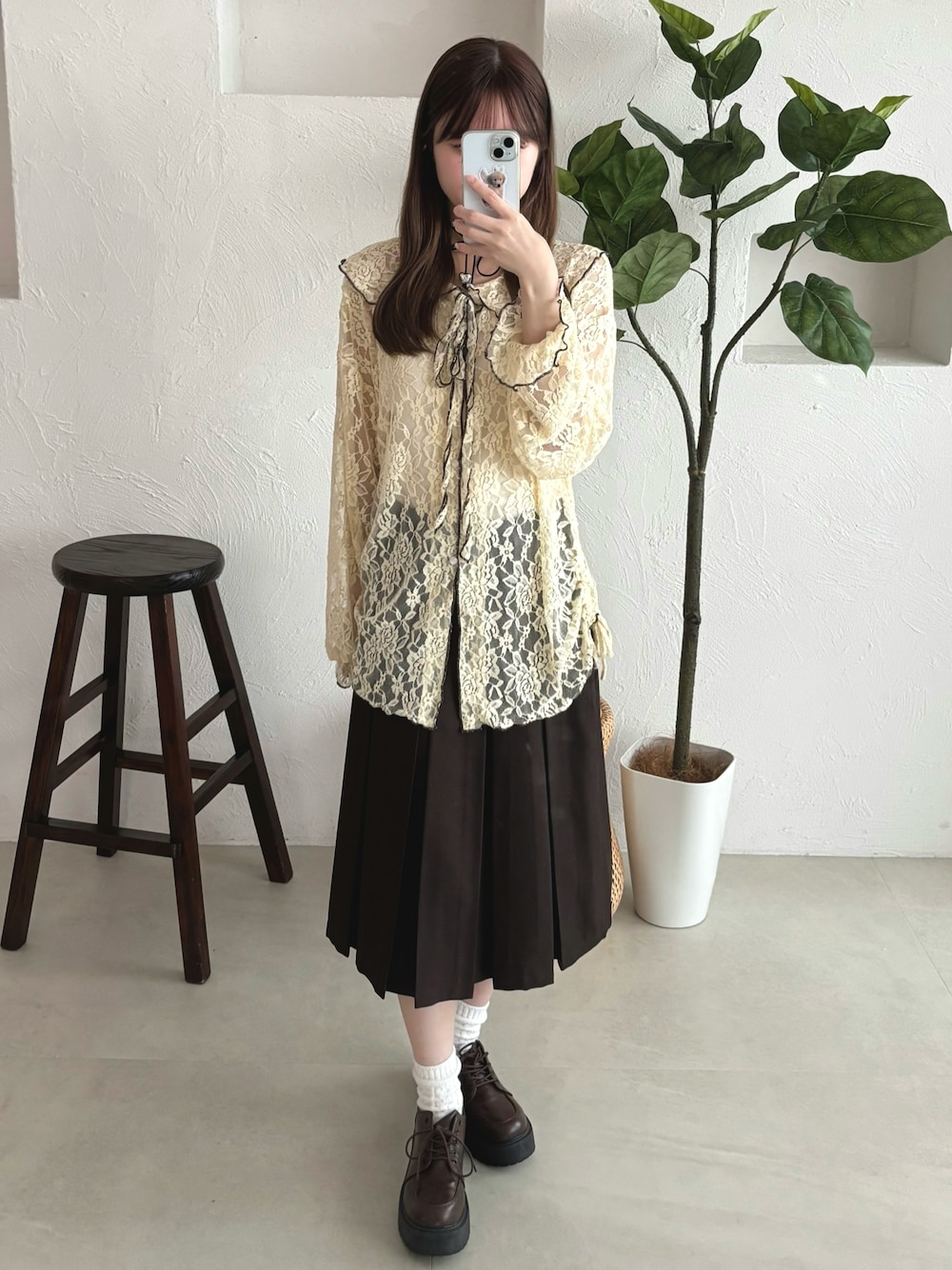 ホワイト系のカーディガン/ボレロ、シルバー系のネックレスを着用したレディースの夏コーディネートの1枚目の写真