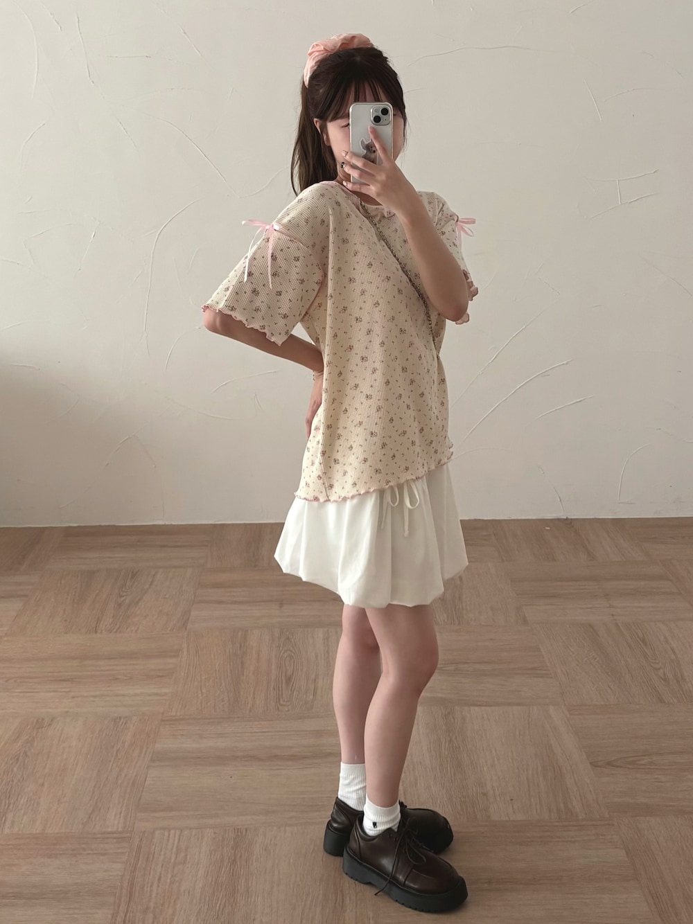 「夏ルックで気分アップ、低身長女子、夏服コーデ、プチプラコーデ、カジュアルガーリー、夏服、夏だ！Tシャツ着よう！、ベージュ、プチプラ、リボン、ガーリーコーデ、大人ガーリー、韓国ファッション」｜「kutirの小花柄ワッフルリボンTシャツ/サーマルTシャツ（Tシャツ/カットソー、ホワイト系）」を使った、tapiさん（骨格ウェーブ・レディース・153cm）の夏コーディネートの1枚目の写真