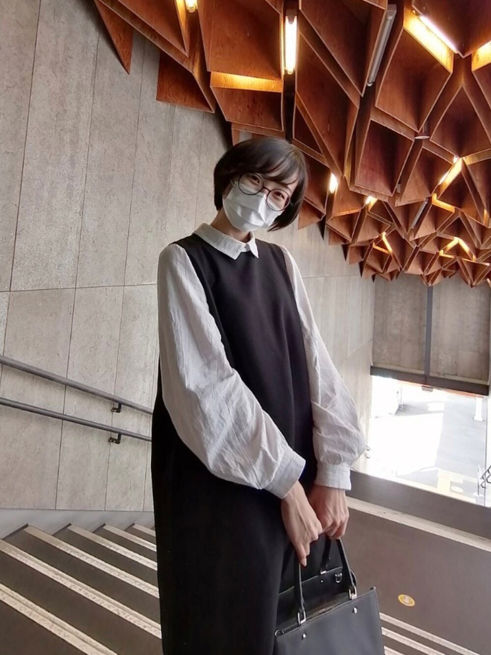 「ワンピース、シンプル、大学生、プチプラ、プチプラコーデ、秋服、襟付きワンピース、ガーリーコーデ、白黒コーデ、フレンチガーリー、お洒落さんとつながりたい、大学生コーデ、メガネ女子」｜「179/WGの衿配色ツイルワンピース（ワンピース、ブラック系）」を使った、𝒦さん（レディース・157cm）の秋コーディネートの1枚目の写真