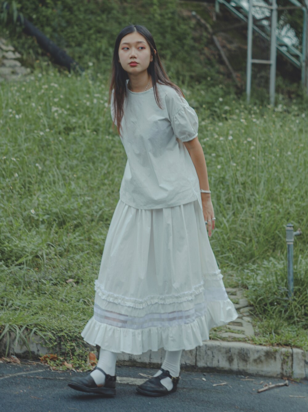 「ootd、夏、街頭穿搭、休閒、日系極簡、Ruffles、all white、classic、leather、handmade、local brand、local design」｜「mio.sankilogramのアイテム（シャツ/ブラウス、ホワイト系）」を使った、sankilogram さん（レディース・166cm）の夏コーディネートの1枚目の写真