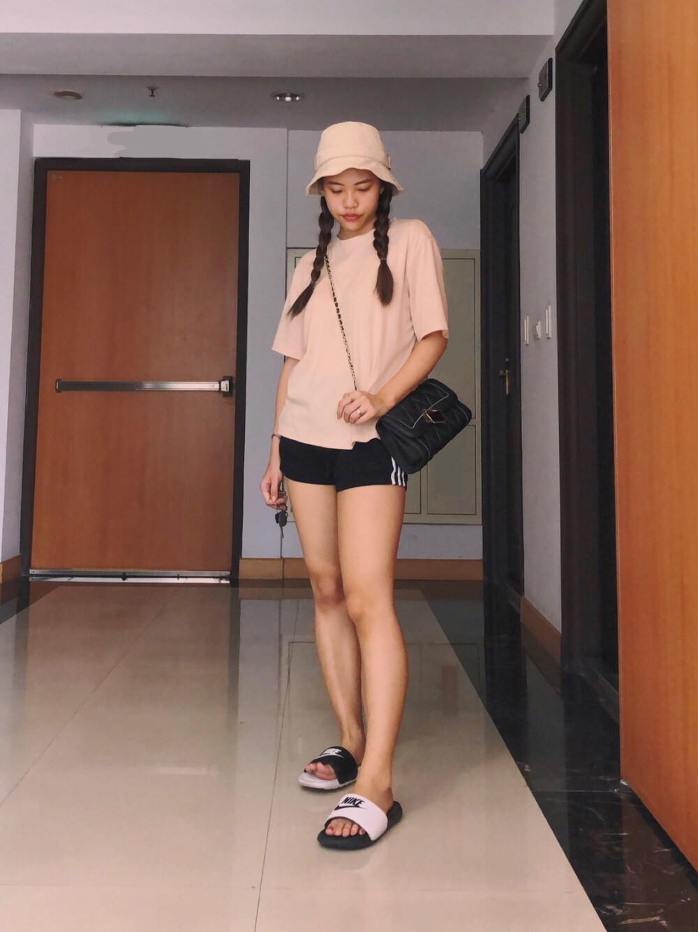 「girl、outfit、summer、beige、black、NIKE、adidas」｜「noneのアイテム（帽子、ベージュ系）」を使った、sasuiさん（レディース・164cm）の秋コーディネートの1枚目の写真