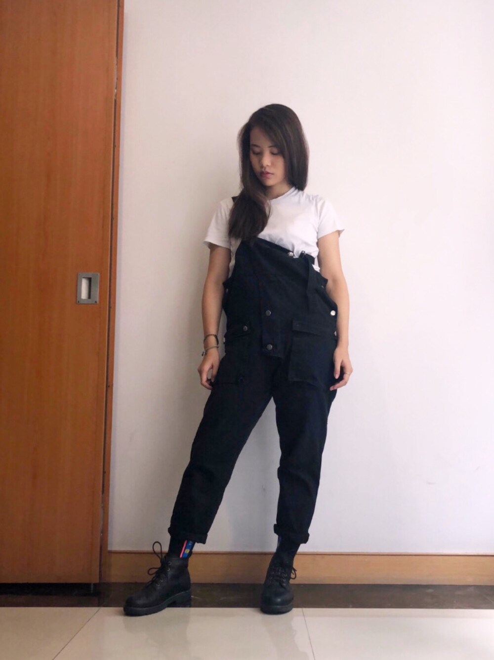 「girl、black、white、black and white、outfit、outdoor」｜「UNIQLOのクルーネックT（半袖）（Tシャツ/カットソー、ホワイト系）」を使った、sasuiさん（レディース・164cm）の夏コーディネートの1枚目の写真