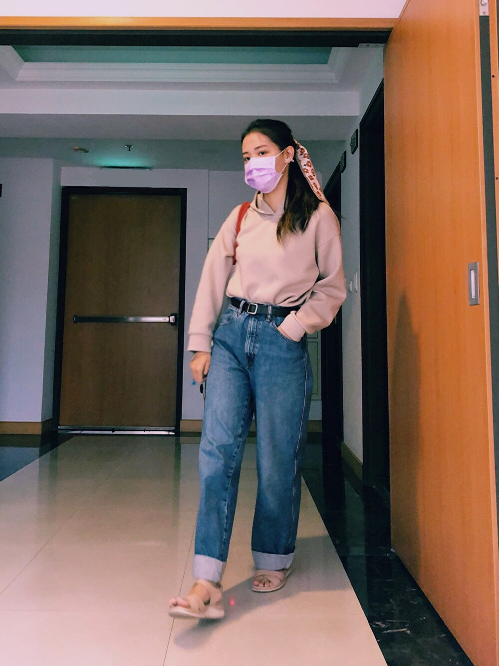 「girl、autumn、outfit、UNIQLO U、UNIQLO、none、grey、denim」｜「UNIQLOのアイテム（トップス、グレー系）」を使った、sasuiさん（レディース・164cm）の秋コーディネートの1枚目の写真