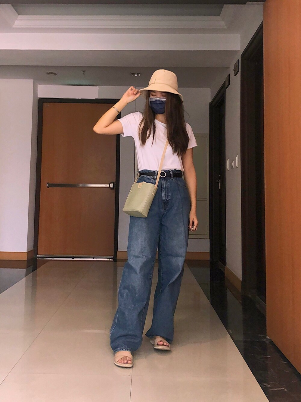 「denim、UNIQLO、summer、blue、handmade、white、outfit、girl」｜「UNIQLOのワイドフィットカーブジーンズ（丈長め82cm）（デニムパンツ、ブルー系）」を使った、sasuiさん（レディース・164cm）の秋コーディネートの1枚目の写真