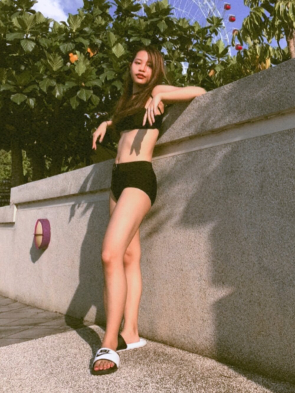 「summer、girl、outfit、NIKE、swimming suit」｜「NIKEの【NIKE】WSベナッシJDIM 818736011　スポーツサンダル（サンダル、ホワイト系）」を使った、sasuiさん（レディース・164cm）の秋コーディネートの1枚目の写真
