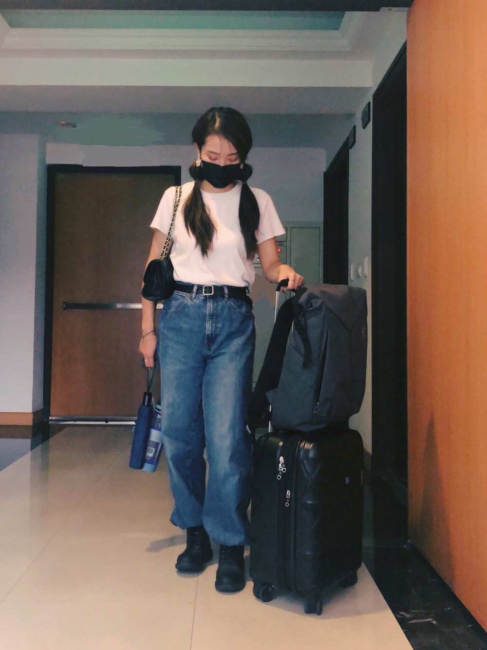 「summer、girl、outfit、white、blue、denim、UNIQLO」｜「UNIQLOのワイドフィットカーブジーンズ（丈長め82cm）（デニムパンツ、ブルー系）」を使った、sasuiさん（レディース・164cm）の秋コーディネートの1枚目の写真