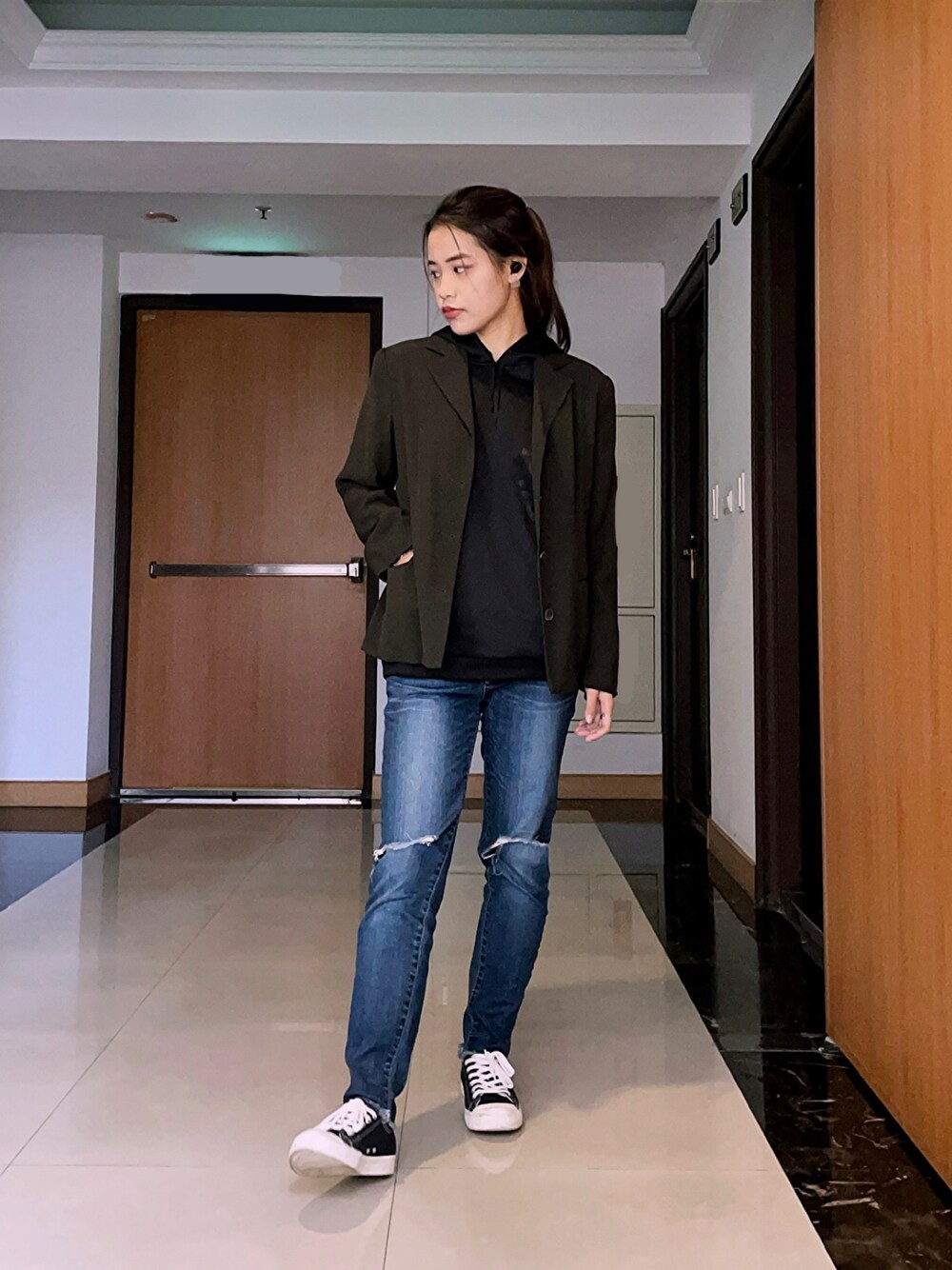 「girl、autumn、outfit、blue、black、jeans、無印良品、singlenoble、adidas、bobson」｜「adidasのアイテム（トップス、ブラック系）」を使った、sasuiさん（レディース・164cm）の秋コーディネートの1枚目の写真