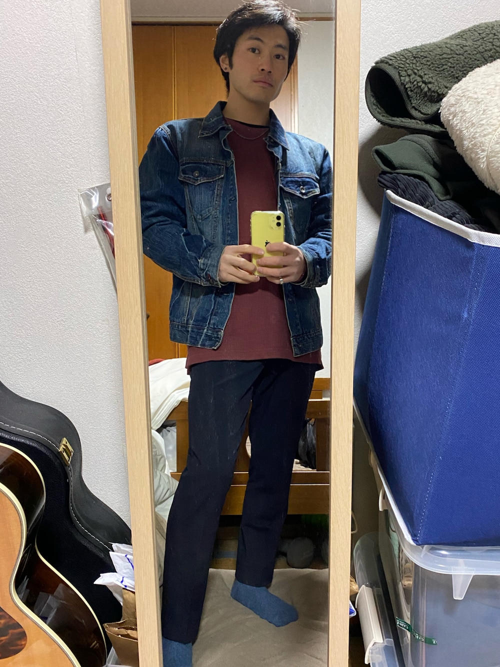 レッド系のTシャツ/カットソー、ブルー系のスラックス、ブルー系のデニムジャケットを着用したメンズの冬コーディネートの1枚目の写真