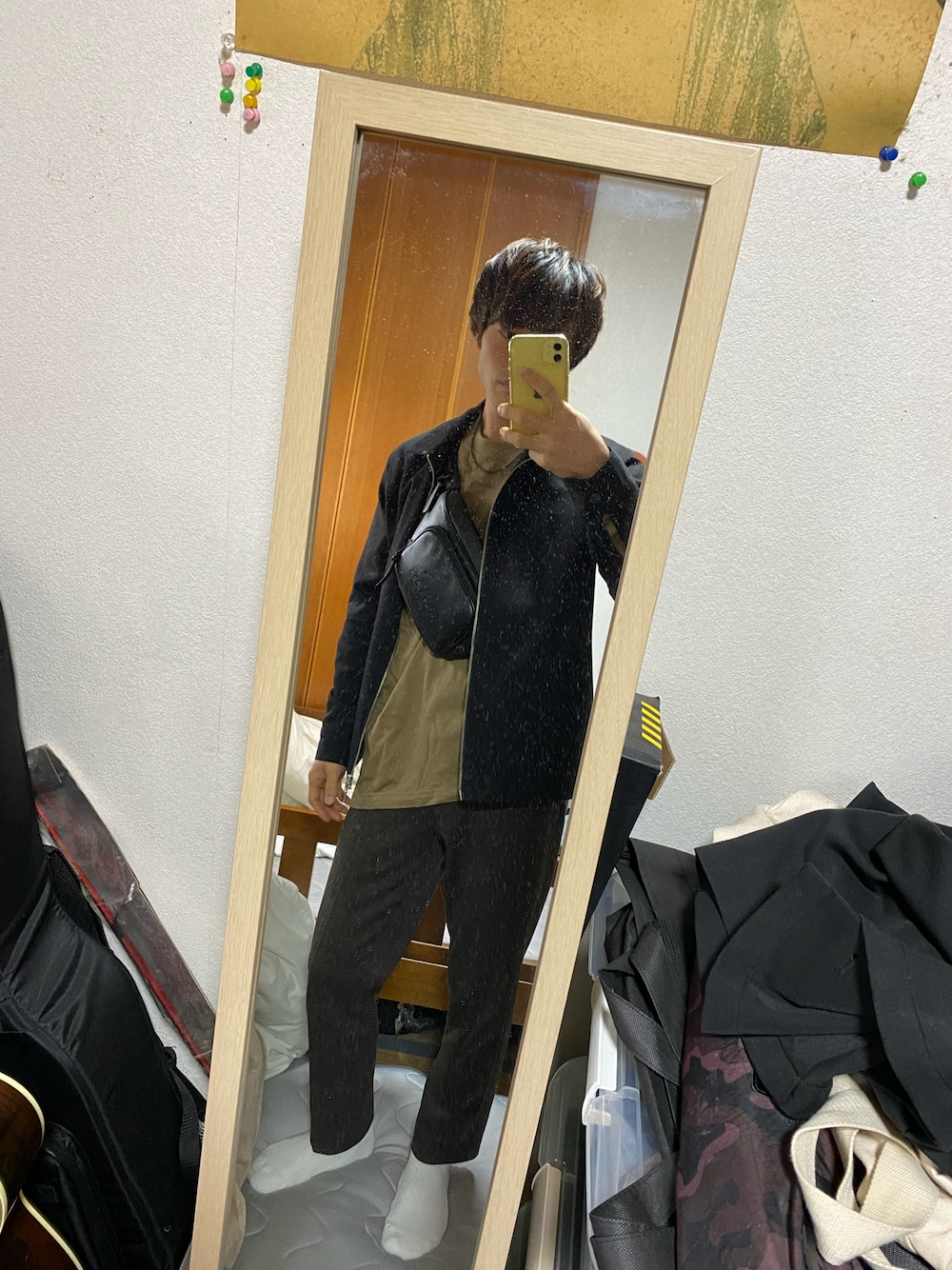 ブラック系のその他アウター、その他のTシャツ/カットソー、ブラウン系のスラックスを着用したメンズの秋コーディネートの1枚目の写真