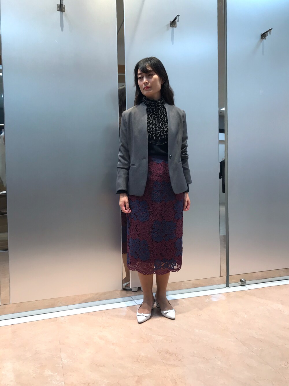 「ナラカミーチェ、ブラウス、大人コーデ、オフィススタイル」｜「NARACAMICIEのピコフリルウール混ジャージブラウス（Tシャツ/カットソー、ブラック系）」を使った、na.hさん（レディース・157cm）の冬コーディネートの1枚目の写真