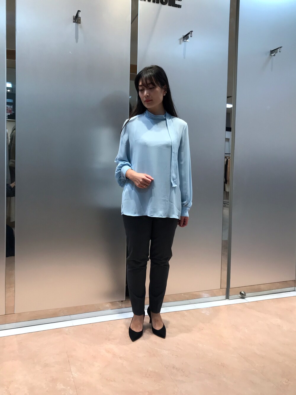 「ナラカミーチェ、ブラウス、大人コーデ、オフィスカジュアル、オフィススタイル」｜「NARACAMICIEのアイテム（パンツ、グレー系）」を使った、na.hさん（レディース・157cm）の冬コーディネートの1枚目の写真