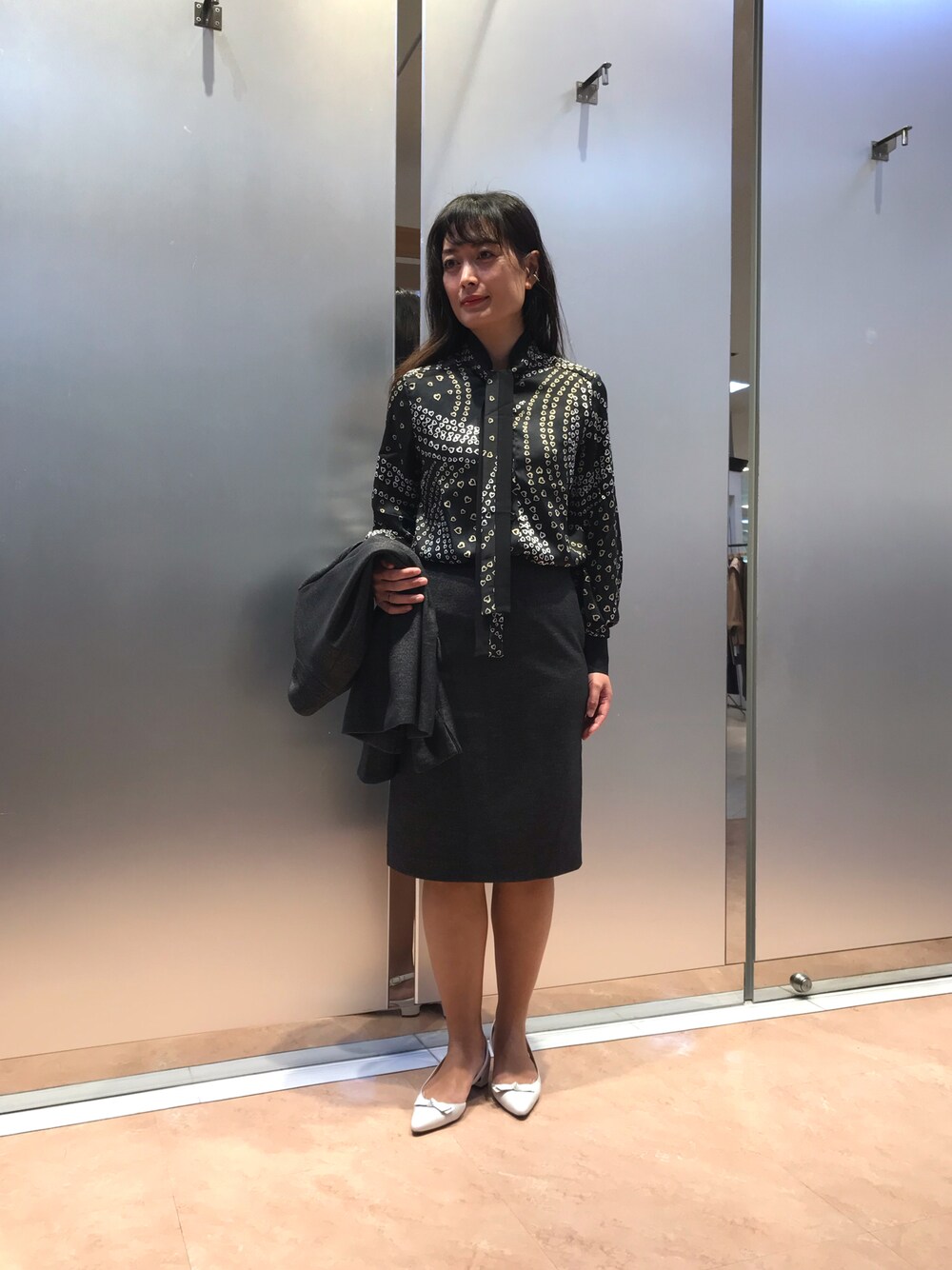 「ブラウス、オフィススタイル、スーツスタイル、ナラカミーチェ」｜「NARACAMICIEのアイテム（シャツ/ブラウス、ブラック系）」を使った、na.hさん（レディース・157cm）の秋コーディネートの1枚目の写真