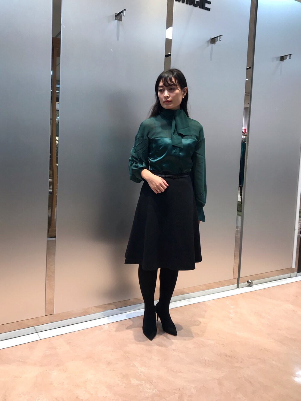 「ナラカミーチェ、ブラウス、大人コーデ、オフィスカジュアル、オフィススタイル」｜「NARACAMICIEのアイテム（トップス、グリーン系）」を使った、na.hさん（レディース・157cm）の冬コーディネートの1枚目の写真