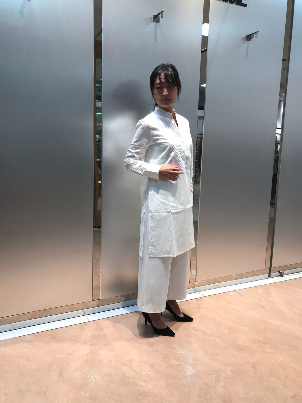 「ナラカミーチェ、ブラウス、大人コーデ、オフィスカジュアル、オフィススタイル」｜「NARACAMICIEのアイテム（シャツ/ブラウス、ホワイト系）」を使った、na.hさん（レディース・157cm）の冬コーディネートの1枚目の写真