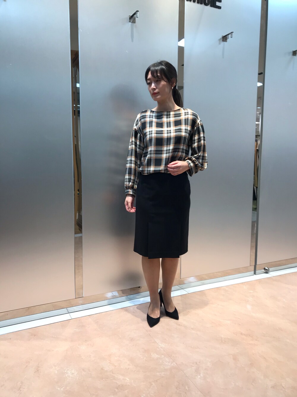 「ナラカミーチェ、ブラウス、大人コーデ、オフィスカジュアル、オフィススタイル」｜「NARACAMICIEのポンチタイトスカート（スカート、ブラック系）」を使った、na.hさん（レディース・157cm）の冬コーディネートの1枚目の写真