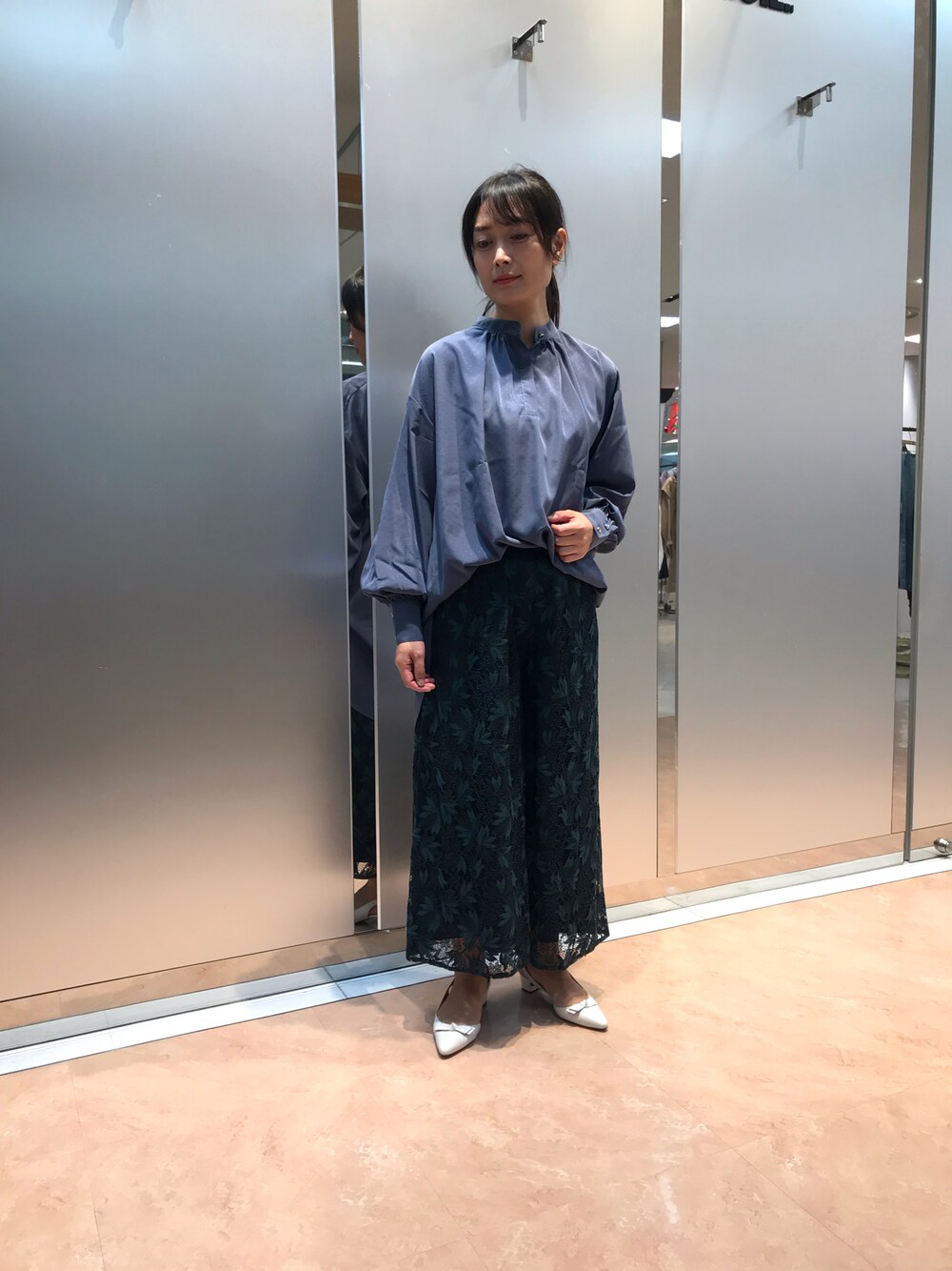 「ナラカミーチェ、ブラウス、大人コーデ、オフィススタイル」｜「NARACAMICIEのシャドードットチュニックブラウス（シャツ/ブラウス、グレー系）」を使った、na.hさん（レディース・157cm）の冬コーディネートの1枚目の写真