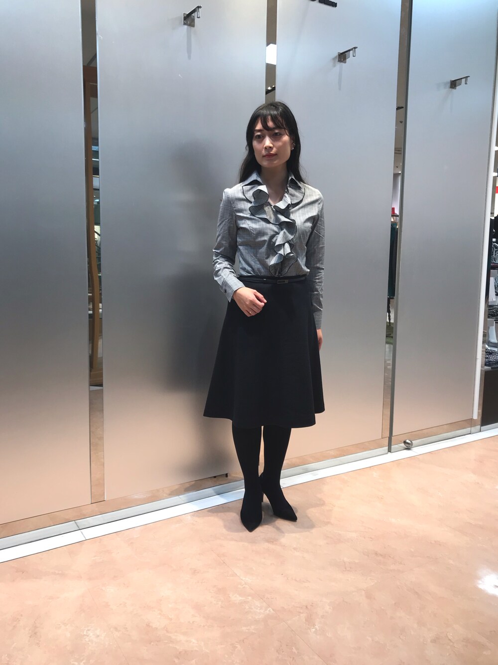 「ナラカミーチェ、ブラウス、オトナ女子、オフィススタイル、オフィスカジュアル」｜「NARACAMICIEの《セットアップスーツ対応》ﾊﾞｰｽﾞｱｲﾌﾚｱｽｶｰﾄ（スカート、ブラック系）」を使った、na.hさん（レディース・157cm）の冬コーディネートの1枚目の写真