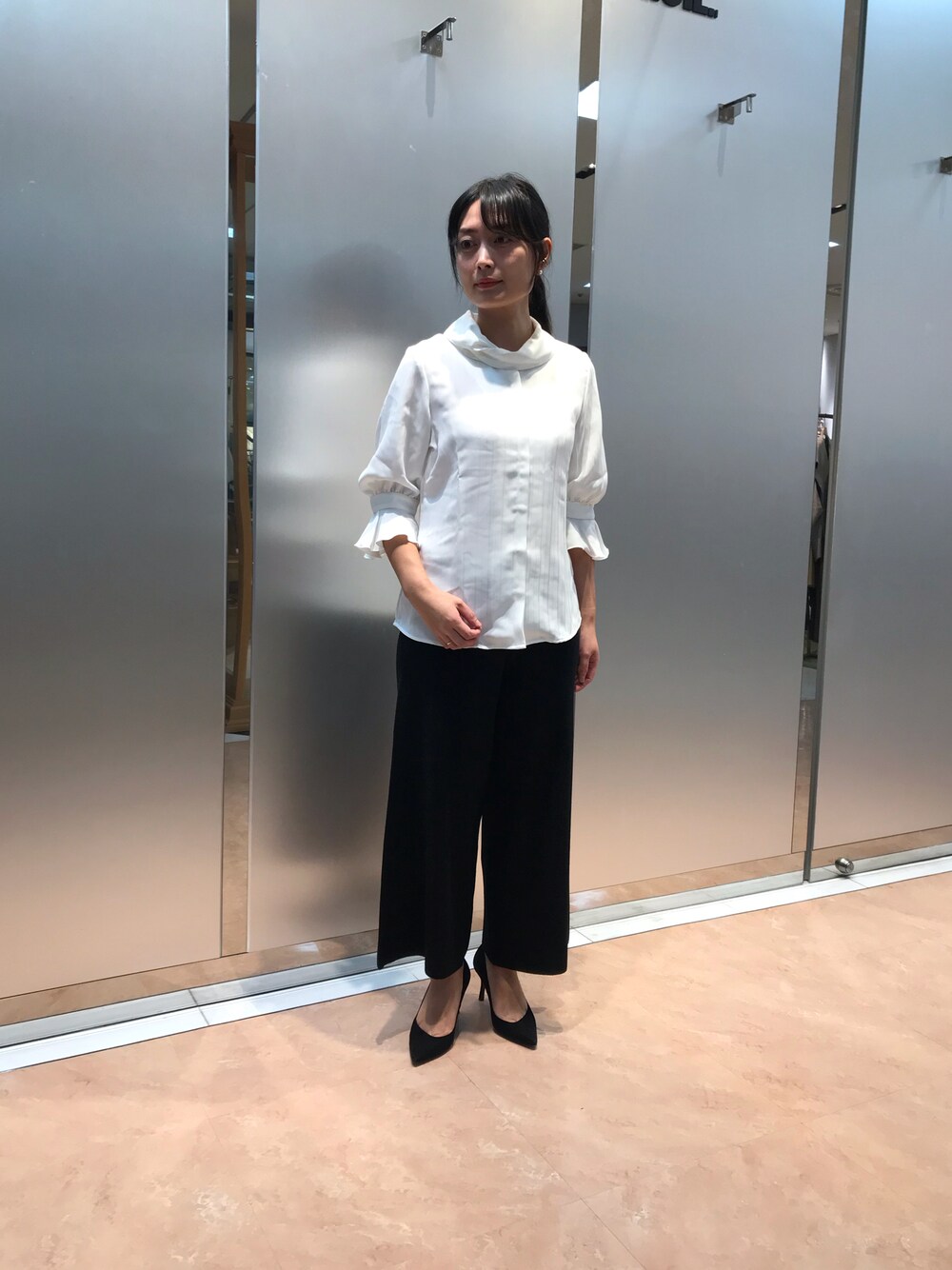 「ナラカミーチェ、ブラウス、大人コーデ、オフィスカジュアル、オフィススタイル」｜「NARACAMICIEのシャドーストライプ七分袖パフスリーブブラウス（シャツ/ブラウス、ホワイト系）」を使った、na.hさん（レディース・157cm）の冬コーディネートの1枚目の写真